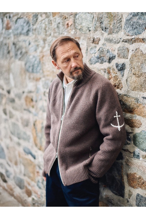 브리티쉬 립 투웨이 집업 스웨터 - 브라운은 가을과 겨울, 당신의 일상에 클래식하고 베이직한 무드를 더해줄 아이템입니다. 부드러운 울 소재로 제작되어 포근한 착용감을 선사하며, 레귤러 핏으로 편안하게 착용할 수 있습니다. 앵커(닻) 자수 디테일이 돋보이며, 투웨이 지퍼와 긴소매 디자인으로 실용성을 높였습니다. 출근룩, 모임룩, 데이트룩 등 다양한 TPO에 활용할 수 있으며, 클래식, 미니멀, 캐주얼 스타일 모두 소화 가능합니다. 두꺼운 두께감으로 따뜻함을 더했습니다.
