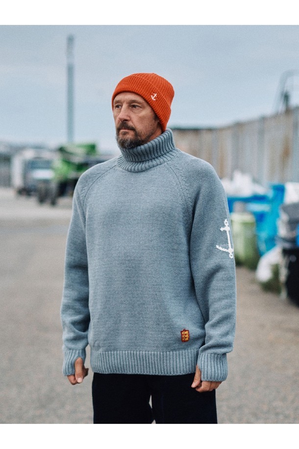 부드러운 촉감의 헤비 코튼 소재로 제작된 멜란지 그레이 컬러의 터틀넥 스웨터입니다. 넉넉한 두께감과 레귤러핏으로 편안한 착용감을 선사하며, 가을과 겨울 시즌에 따뜻하게 입을 수 있습니다. 베이직하고 캐주얼한 스타일로, 다양한 룩에 활용하기 좋습니다. 출근룩과 모임룩 모두에 잘 어울리며, 앵커 로고 자수 디테일이 포인트로 더해졌습니다. 미니멀, 캐주얼, 클래식 스타일을 즐겨 입는 분들께 추천합니다.
