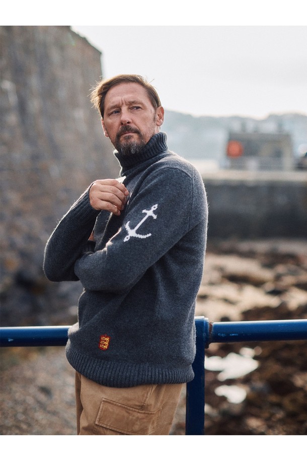 부드러운 촉감의 슈퍼 파인 메리노울 소재로 제작된 차콜 컬러의 터틀넥 스웨터입니다. 얇은 두께감으로 가을, 겨울철에 착용하기 좋으며, 레귤러핏 디자인으로 편안한 착용감을 선사합니다. 베이직하고 캐주얼한 스타일로 출근룩, 모임룩 등 다양한 TPO에 활용 가능합니다. 앵커 자수 디테일이 포인트로 더해져 클래식하고 미니멀한 무드를 연출합니다. 긴 소매 기장의 레귤러 기장 상의로, 데일리룩에 활용하기 좋은 아이템입니다.
