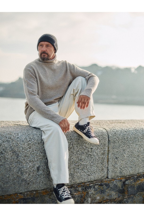 부드러운 촉감의 고급 메리노울 소재로 제작된 베이지색 슈퍼 파인 메리노울 터틀넥 스웨터입니다. 가을, 겨울 시즌에 어울리는 두꺼운 두께감으로 따뜻하게 착용할 수 있으며, 베이직하고 미니멀한 스타일을 연출합니다. 레귤러핏으로 편안한 착용감을 선사하며, 긴 소매와 터틀넥 디자인이 특징입니다. 일상에서 클래식하고 미니멀한 스타일을 선호하는 분들께 추천합니다.
