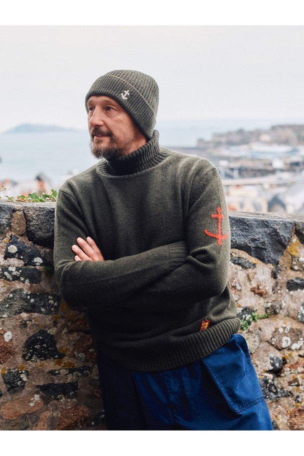 부드러운 촉감의 슈퍼 파인 메리노울 소재로 제작된 올리브 컬러의 터틀넥 스웨터입니다. 가을, 겨울 시즌에 어울리는 두꺼운 두께감으로 따뜻하게 착용할 수 있으며, 일상복으로 활용하기 좋습니다. 레귤러핏으로 제작되어 편안한 착용감을 선사하며, 미니멀하고 베이직한 스타일을 연출합니다. 긴 소매 기장과 앵커 자수 디테일이 포인트로 더해져 세련된 느낌을 줍니다. 클래식하면서도 세련된 스타일을 완성해 보세요.
