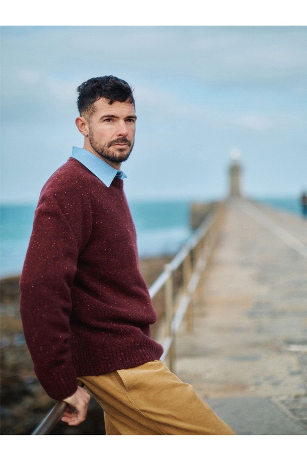 네프사 새들 스웨터 - 버건디는 울과 아크릴 혼방 소재로 제작되어 부드러운 촉감과 따뜻함을 선사합니다. 라운드넥과 레귤러핏 디자인으로 베이직하면서도 캐주얼한 스타일을 연출하며, 가을과 겨울에 활용하기 좋습니다. 두께감이 있는 긴소매 스웨터로, 로고 디테일이 은은하게 포인트를 더합니다. 버건디 컬러는 클래식하고 미니멀한 무드를 자아내 일상복으로 활용하기 좋습니다.
