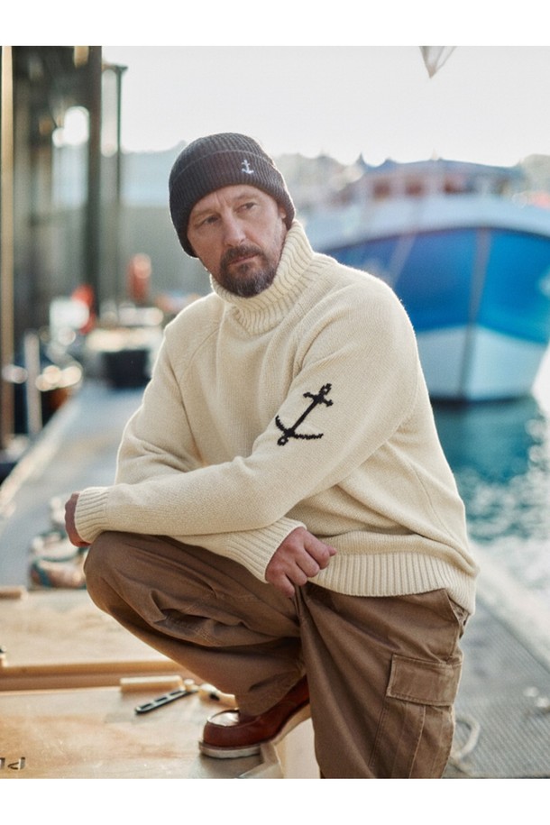 부드러운 촉감의 헤비코튼 소재로 제작된 헤비코튼 터틀넥 스웨터 - 바닐라 크림입니다. 가을과 겨울, 쌀쌀한 날씨에 따뜻하게 착용하기 좋은 두꺼운 두께감의 긴소매 터틀넥 스웨터입니다. 베이직하고 캐주얼한 스타일에 앵커 자수 디테일이 더해져 포인트를 줍니다. 레귤러핏으로 제작되어 편안한 착용감을 선사하며, 출근룩과 모임룩 등 다양한 TPO에 활용 가능합니다. 캐주얼, 클래식, 미니멀한 스타일을 즐겨 입는 분들께 추천합니다.
