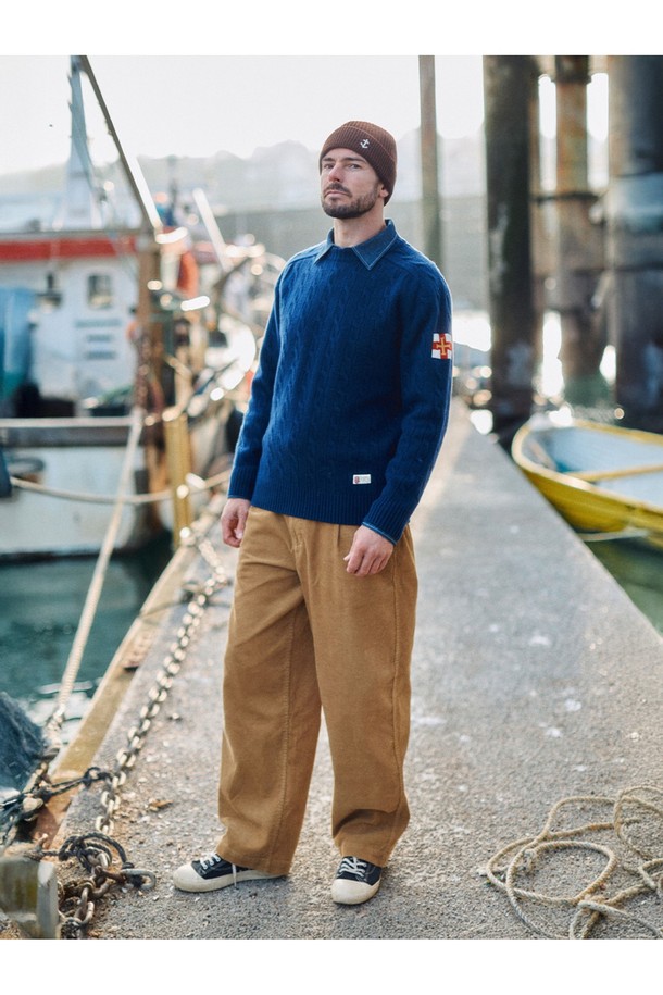 슈퍼 파인 메리노울 케이블 스웨터 - 미드나잇 네이비는 부드러운 촉감의 슈퍼 파인 울 소재로 제작되어 가을, 겨울 시즌에 따뜻함을 선사합니다. 베이직하고 클래식한 스타일의 라운드넥 디자인에, 레귤러핏으로 편안하게 착용 가능합니다. 미드나잇 네이비 컬러와 케이블 패턴이 돋보이며, 출근룩, 비즈니스 캐주얼, 모임룩 등 다양한 TPO에 활용하기 좋습니다. 클래식, 미니멀, 캐주얼 스타일을 즐겨 입는 분들께 추천합니다. 긴 소매 기장의 레귤러 기장 스웨터입니다.
