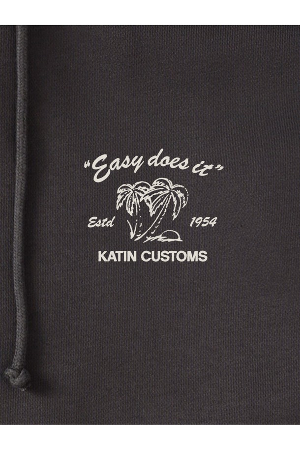 써즈 후드티 - 블랙 워시: 캐주얼, 스트릿 스타일을 아우르는 써즈 후드티입니다. 면 소재로 제작되어 부드러운 촉감을 선사하며, 봄, 가을, 겨울 세 계절 모두 활용 가능합니다. 레귤러핏으로 편안하게 착용 가능하며, 로고와 프린트 무늬가 돋보입니다. 워싱 가공으로 빈티지한 멋을 더했고, 캠핑룩이나 산책룩에 잘 어울립니다.
