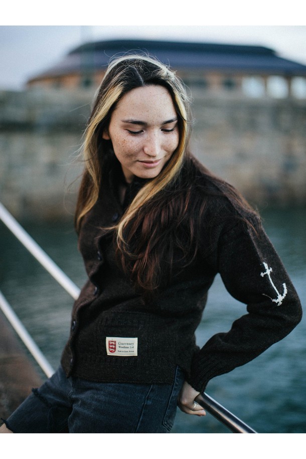 GUERNSEY WOOLLENS - 가디건 - 피셔맨 홀가먼트 가디건 - 다크 브라운