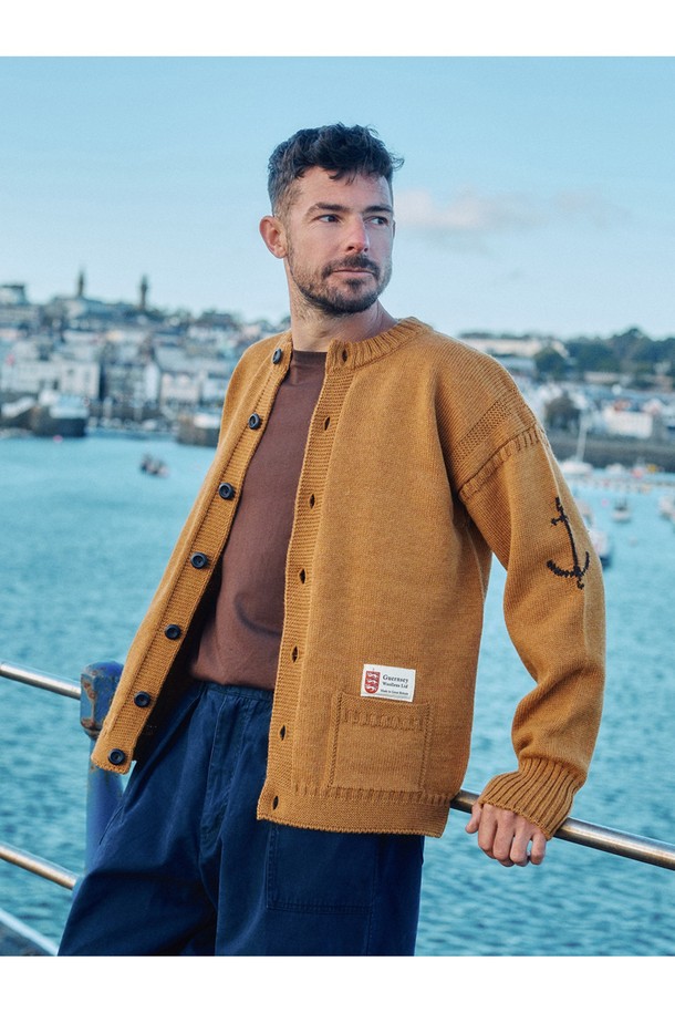 피셔맨 홀가먼트 가디건 - 카멜은 부드러운 울 소재로 제작되어 가을, 겨울 시즌 따뜻하게 착용할 수 있는 두꺼운 두께의 긴소매 가디건입니다. 라운드넥 디자인에 버튼 여밈 방식으로 편안하게 입고 벗을 수 있으며, 넉넉한 레귤러핏으로 제작되어 활동성을 높였습니다. 캐주얼, 클래식, 미니멀 스타일 모두 소화 가능하며, 홀가먼트 패턴과 카멜 컬러가 세련된 분위기를 연출합니다. 데일리룩에 포인트가 되어줄 포켓 디테일까지 갖춘 실용적인 아이템입니다.
