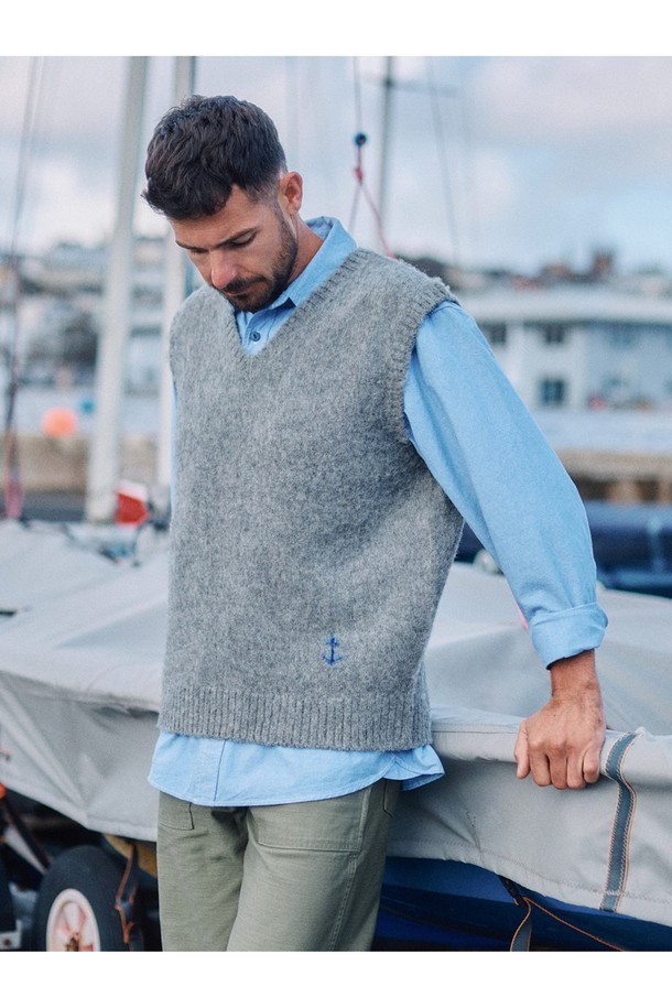 부드러운 셔틀랜드울 소재의 브이넥 베스트입니다. 브러쉬드 가공으로 포근한 촉감을 살렸으며, 톤 다운된 그레이 컬러가 세련된 분위기를 자아냅니다. 가을, 겨울 시즌에 활용하기 좋으며, 레귤러핏으로 제작되어 편안한 착용감을 선사합니다. 베이직하고 클래식한 디자인으로 출근룩, 오피스룩, 모임룩 등 다양한 TPO에 활용 가능합니다. 미니멀한 스타일을 즐기는 분들께 추천합니다.
