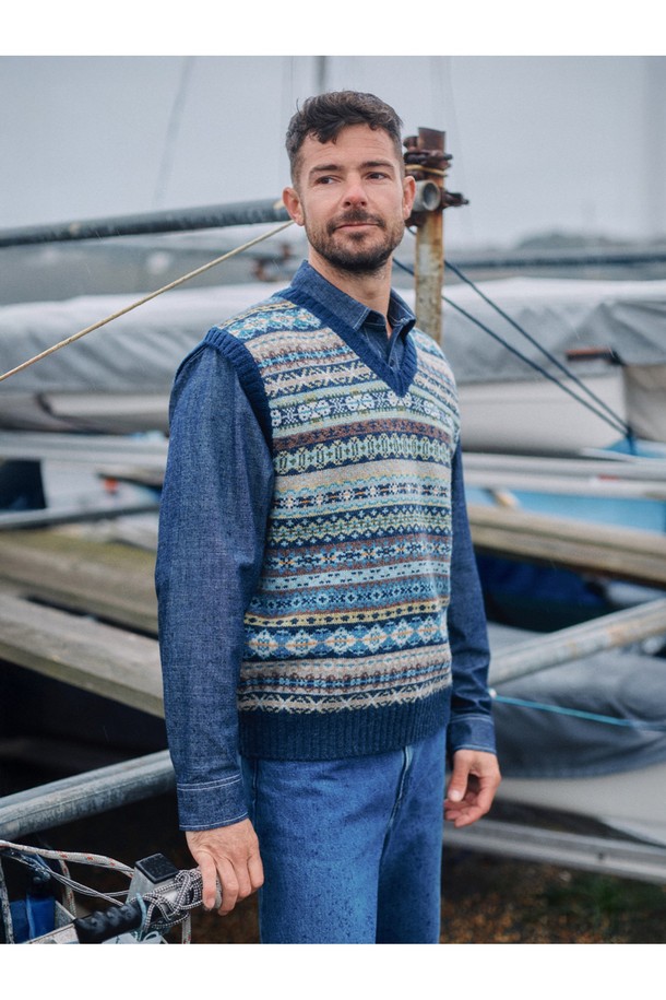 세인트피터 페어아일 브이넥 베스트 - 네이비는 클래식한 무드를 자아내는 남성용 니트 베스트입니다. 울 소재로 제작되어 부드러운 촉감과 두꺼운 두께감으로 가을, 겨울철 따뜻하게 착용할 수 있습니다. 페어아일 패턴이 돋보이며, 레귤러 핏과 브이넥 디자인으로 오피스룩, 비즈니스 캐주얼, 모임룩 등 다양한 TPO에 활용 가능합니다. 미니멀하고 캐주얼한 스타일을 연출하기에도 좋습니다.
