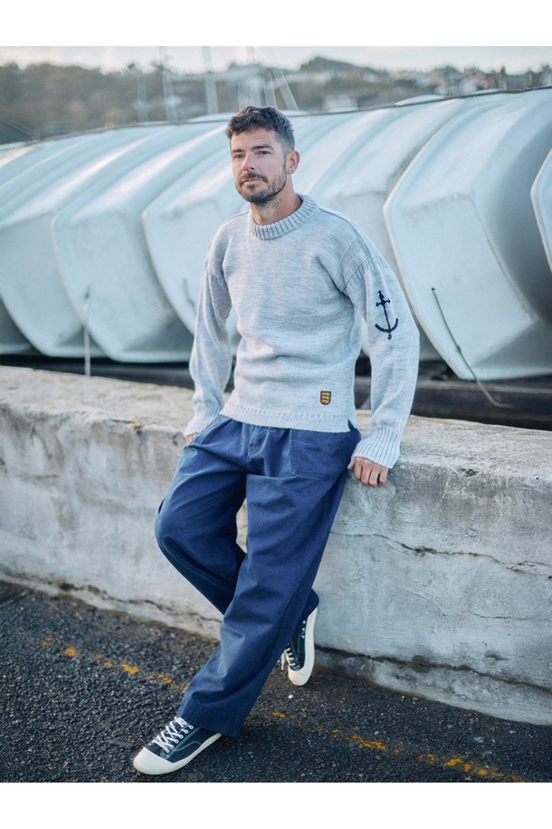 가을과 겨울에 어울리는 크루넥 홀가먼트 스웨터입니다. 울 소재로 제작되어 부드러운 촉감과 뛰어난 보온성을 제공하며, 두꺼운 두께감으로 포근하게 착용할 수 있습니다. 베이직하고 캐주얼한 스타일로, 일상에서 편안하게 즐겨 입기 좋습니다. 라이트 그레이 컬러와 심플한 디자인은 어떤 룩에도 잘 어울리며, 니트 패치 디테일로 포인트를 더했습니다. 레귤러핏으로 제작되어 편안한 착용감을 선사합니다.
