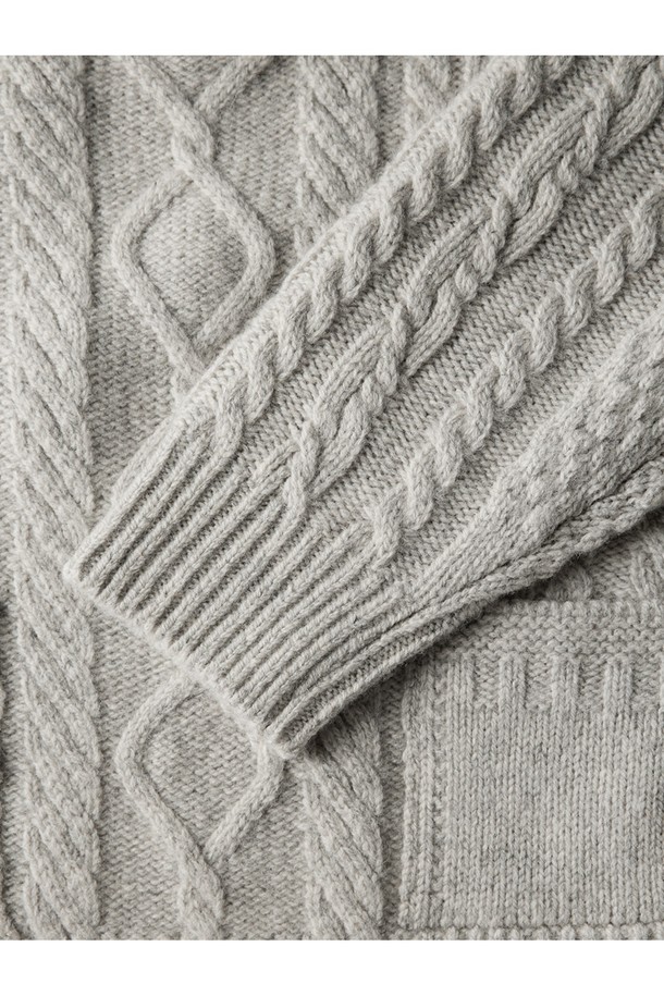 셔틀랜드울 아란 포켓 스웨터 - 라이트 그레이는 남성용 상의 니트/스웨터입니다. 가을, 겨울 시즌에 어울리며, 클래식하고 베이직한 스타일을 연출합니다. 레귤러핏 라운드넥 디자인에, 두꺼운 두께감과 부드러운 촉감의 울 소재로 제작되었습니다. 케이블 및 아란 패턴의 입체적인 질감과 포켓 디테일, 사시 봉제 방식이 특징이며, 풍부한 볼륨감과 뛰어난 보온성을 제공합니다. 데이트룩, 출근룩, 미니멀, 캐주얼 스타일 모두 소화 가능한 활용도 높은 아이템입니다.
