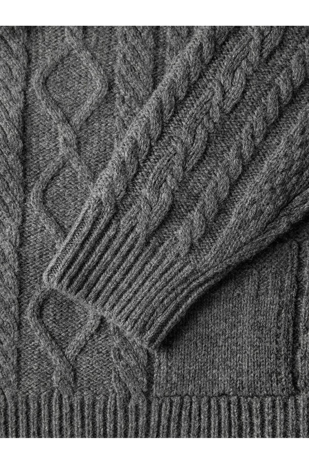 **[상품명: 셔틀랜드울 아란 포켓 스웨터 - 그레이]**

부드러운 촉감의 셔틀랜드울 소재로 제작된 아란 패턴의 포켓 스웨터입니다. 클래식한 무드의 이 스웨터는 가을과 겨울에 따뜻하게 착용하기 좋으며, 두꺼운 두께감으로 포근함을 더합니다. 긴 소매와 라운드넥 디자인으로 어떤 스타일에도 잘 어울리며, 입체적인 질감과 벌키한 짜임이 특징입니다. 전통적인 피셔맨 스타일을 현대적으로 재해석하여, 일상에서 편안하게 즐길 수 있는 아이템입니다. 그레이, 모스, 브라운, 라이트 그레이 등 다양한 컬러로 만나보세요.
