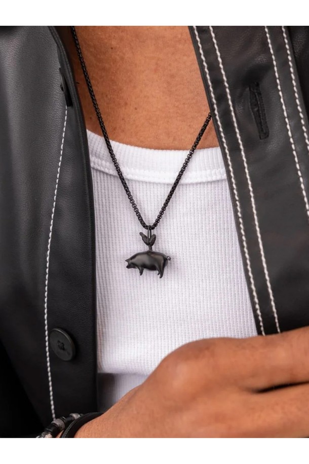 실버 색상의 펜던트 목걸이로, 미니멀, 클래식, 캐주얼한 스타일을 즐기는 분들께 추천합니다. 316L 스테인리스스틸 소재로 제작되어 일상생활뿐만 아니라 수상 스포츠 활동에도 적합하며, 내식성, 내구성, 내염성을 갖춰 변색 걱정 없이 착용할 수 있습니다. 60cm 길이의 체인에 브랜드 레터링 로고 펜던트가 더해져 세련된 포인트를 주며, 단독으로 착용하거나 다른 액세서리와 함께 레이어드하여 개성 있는 연출이 가능합니다. 고급스러운 우드 케이스 패키징으로 소장 가치를 높여 여행룩에 특별함을 더하세요.
