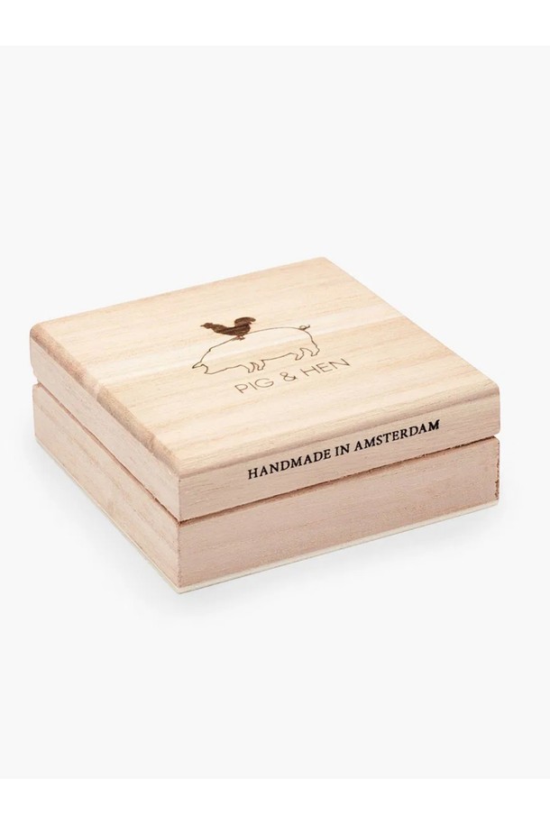 빈티지 밥 펜던트 목걸이는 316L 스테인리스 스틸 소재로 제작되어 내식성과 내구성이 뛰어나며, 사계절 캐주얼 스타일에 잘 어울립니다. 실버 컬러의 펜던트는 레이저 각인으로 앞면에는 'In Bob We Trust' 문구와 수염 난 얼굴, 뒷면에는 암스테르담 문장이 새겨져 독특한 디자인을 자랑합니다. 의료기기급 소재를 사용하여 땀에 의한 변색 걱정 없이 오랫동안 착용할 수 있으며, 가볍고 편안한 착용감을 제공합니다. 미니멀하면서도 클래식한 스타일을 선호하는 분들께 매력적인 선택이 될 것입니다.
