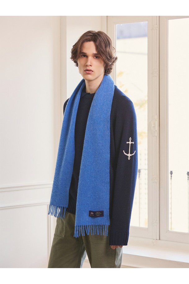 메리노울 머플러 25cm - 마린 블루는 겨울과 가을, 당신의 출근룩과 클래식, 미니멀, 캐주얼 스타일에 포인트를 더해줄 머플러입니다. 부드러운 촉감의 메리노울, 램스울 소재로 제작되어 보온성과 통기성은 물론, 향균 및 소취 기능까지 갖춰 쾌적하게 착용할 수 있습니다. 멜란지 공법으로 은은한 멋을 더하고, 울마크 인증을 받은 영국 제조 상품으로 고급스러운 품질을 보장합니다. 마린 블루 컬러의 무지 디자인과 프린지, 라벨 디자인으로 완성도를 높여, 일상 또는 선물용으로도 손색없는 아이템입니다.
