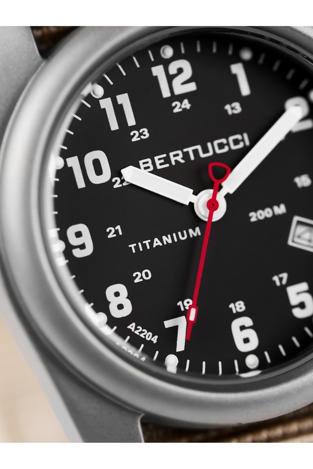 베르투치(Bertucci) A-2T 오리지널 클래식 티타늄 필드워치 12202는 남녀 모두 착용 가능한 시계입니다. 블랙과 베이지 컬러로 출시되었으며, 티타늄 소재를 사용하여 가볍고 내구성이 뛰어납니다. 아웃도어, 스포츠 활동은 물론 일상에서도 착용하기 좋으며, 30M, 50M, 200M 방수 기능과 야광, 내충격, 내스크래치 기능을 제공합니다. 밀리터리 및 클래식 스타일을 결합하여 여행룩, 미니멀, 워크웨어 스타일을 연출하기에 적합합니다. 인체공학적 디자인과 유니바디 구조, US 특허 디자인, 내열성, 내화학성, 내한성(-40°C) 등 극한 환경에서도 사용 가능한 시계입니다.
