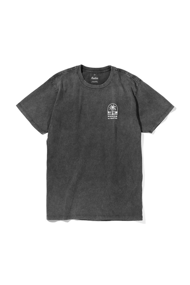 페세지 티셔츠 - 블랙 샌드 워시는 캘리포니아 해변의 야자수 프린팅과 "SEE YOU OUT THERE" 문구가 돋보이는 캐주얼 티셔츠입니다. 유기농 코튼 100% 소재로 제작되어 부드러운 촉감을 선사하며, 레귤러핏의 롱 기장으로 편안하게 착용할 수 있습니다. 라운드넥 디자인에 반소매, 블랙과 샌드 컬러 조합으로 다양한 스타일에 활용하기 좋으며, 백넥 테이프 특수 처리, 체인스티치 봉제, 프린트 나염 라벨 등의 섬세한 마감으로 완성도를 높였습니다.
