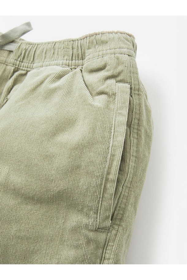 코듀로이 로컬 반바지 - 데저트 세이지는 남성용 반바지로, 봄, 여름 시즌 일상에서 편안하게 착용하기 좋습니다. 코듀로이, 면, 스판덱스 혼방 소재로 제작되었으며, 클래식한 레귤러핏과 무릎 위 기장으로 편안한 실루엣을 연출합니다. 데저트 세이지, 블랙 워시, 오버캐스트 실버 버치, 트레이드 윈드 웜 그레이 등 다양한 컬러 옵션으로 제공되며, 밴딩 처리되어 활동성을 더했습니다.
