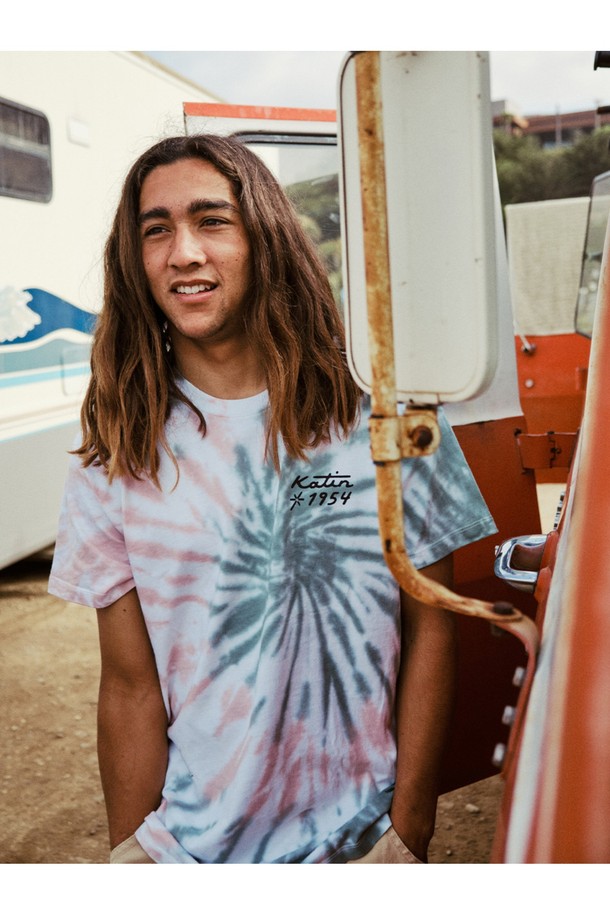 틸, 핑크, 화이트 색상으로 제공되는 GOLDEN GUY 반팔 티셔츠는 남성용 캐주얼 스타일의 상의입니다. 면 소재로 제작되었으며, 타이다이 패턴과 위트있는 그래픽 프린팅이 돋보이는 디자인이 특징입니다. 스탠다드 핏의 라운드넥, 반소매 디자인으로 봄, 여름철 일상복으로 편안하게 착용하기 좋습니다.
