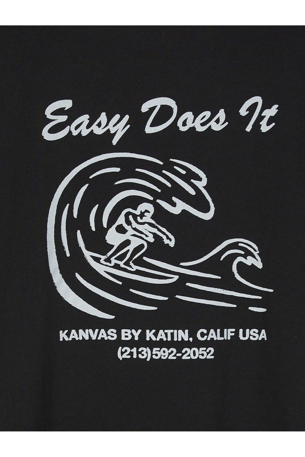 쇼어리 반팔 티셔츠는 부드러운 오가닉 코튼 100% 소재로 제작되었으며, 블랙 워싱 처리되어 자연스러운 멋을 더합니다. 앞면에는 서퍼와 "EASY DOES IT" 텍스트가 퍼프 그래픽 프린팅으로 디자인되었고, 핸드프린팅에서 영감을 받은 그래픽이 캐주얼한 스타일을 완성합니다. 스탠다드 핏의 라운드넥 디자인으로 일상에서 편안하게 착용하기 좋은 남성용 반팔 티셔츠입니다.
