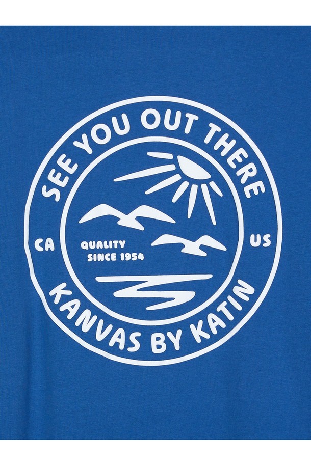 남성용 웨트랜드 반팔 티셔츠는 부드러운 100% 오가닉 코튼 소재로 제작되었으며, 산뜻한 베이 블루 색상이 돋보입니다. 해안 도시 테마의 프린트 로고 그래픽이 캐주얼한 매력을 더하고, 가먼트 다잉 처리로 자연스러운 색감을 연출합니다. 스탠다드 핏의 라운드넥 디자인으로 일상에서 편안하게 착용하기 좋은 반소매 티셔츠입니다.
