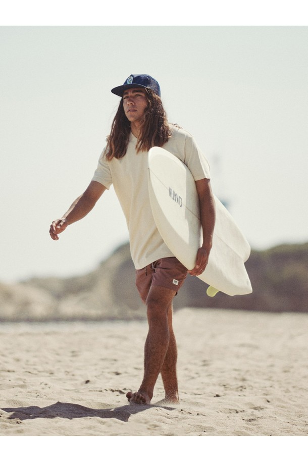 부드러운 촉감의 오가닉 코튼 100% 소재로 제작된 남녀 공용 박스핏 헤리티지 반팔 티셔츠입니다. 화이트 컬러의 무지 디자인으로, 베이직하고 캐주얼한 스타일을 연출하며 봄, 여름철 일상복으로 적합합니다. 라운드넥 디자인에 오버핏으로 편안하게 착용 가능합니다.
