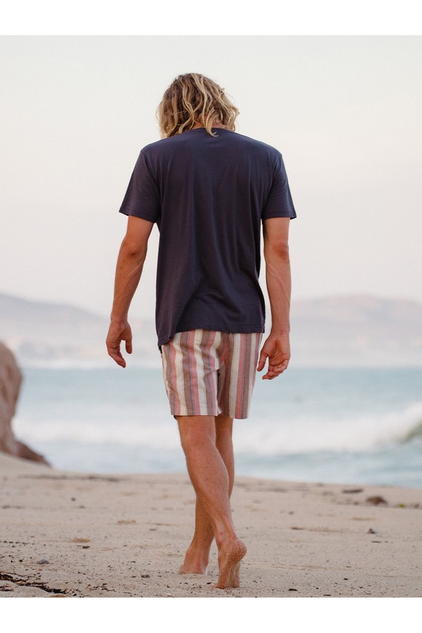 90년대 스타일의 오버사이즈 핏이 특징인 인디고 컬러 박스핏 헤리티지 반팔 티셔츠입니다. 100% 오가닉 코튼 소재와 커스텀 다잉 저지 원단을 사용하여 제작되었으며, 라운드넥 디자인의 캐주얼하고 베이직한 무드를 연출합니다. 봄, 여름철 일상복으로 적합한 남녀 공용 반팔 티셔츠입니다.
