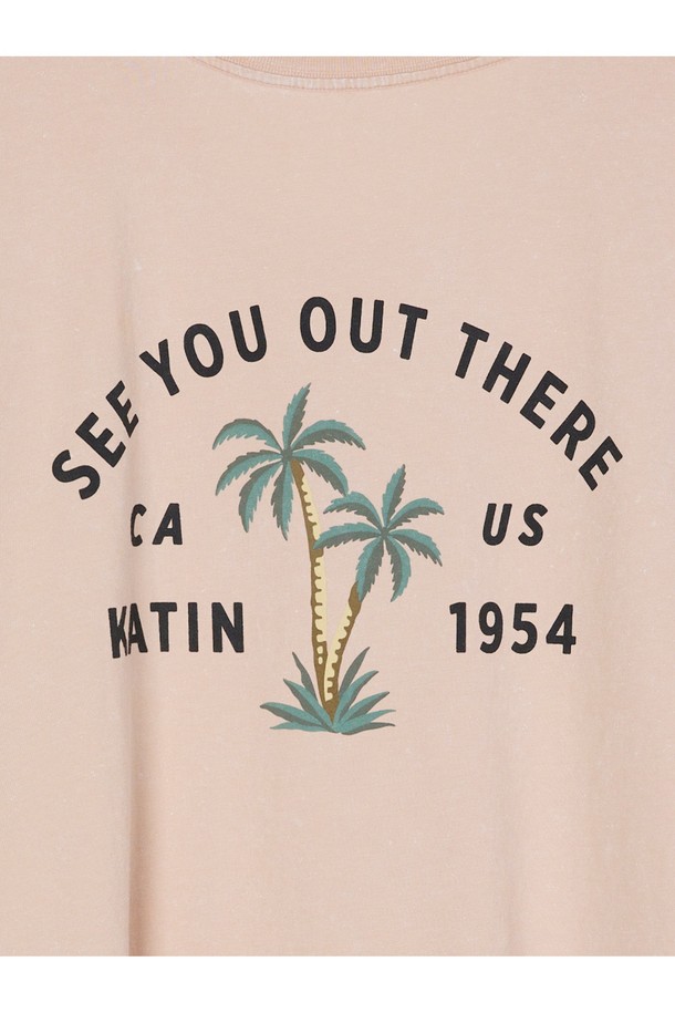 부드러운 촉감의 오가닉 코튼 100% 소재로 제작된 남성용 버뮤다 반팔 티셔츠입니다. 핑크 샌드 워싱 컬러와 캘리포니아 팜트리 그래픽 프린트가 돋보이며, 커스텀 다잉 처리로 빈티지한 매력을 더했습니다. 봄, 여름철 일상복으로 캐주얼하게 연출하기 좋은 레귤러 핏 라운드넥 디자인입니다.
