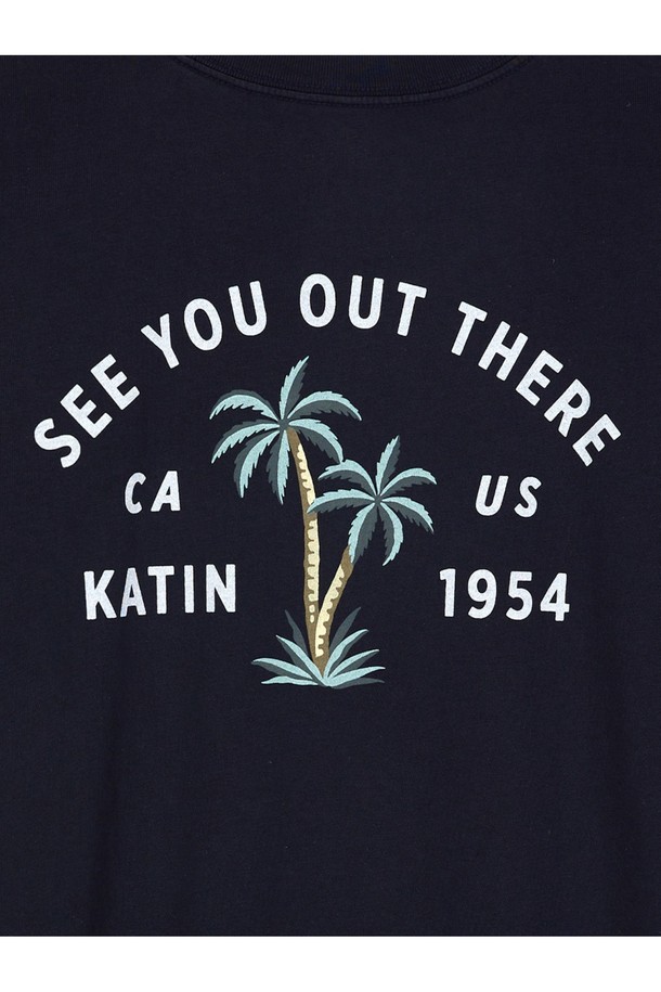 버뮤다 반팔 티셔츠는 캘리포니아 팜트리 그래픽과 "SEE YOU OUT THERE" 텍스트 프린트가 돋보이는 폴라 네이비 색상의 공용 반팔 티셔츠입니다. 오가닉 코튼 100% 소재로 제작되었으며, 커스텀 오가닉 코튼 염색을 통해 더욱 특별한 색감을 자랑합니다. 캐주얼한 스타일의 라운드넥 레귤러 핏으로, 봄, 여름철 일상복으로 편안하게 착용할 수 있습니다.
