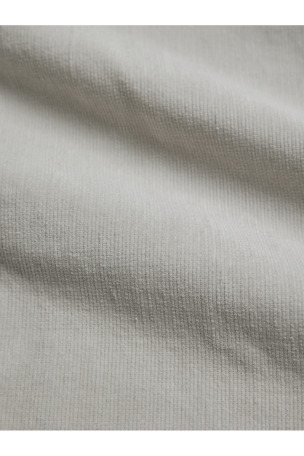 부드러운 아이보리 컬러의 파이프라인 코듀로이 팬츠는 가을, 겨울 시즌에 따뜻하고 편안하게 착용하기 좋습니다. 슬림 스트레이트 핏에 드로우스트링 허리 밴드로 편안함을 더했으며, 히든 포켓 라이닝과 바이어스 테이프 마감으로 디테일을 살렸습니다. 면과 스판덱스 혼방 소재에 골지 패턴이 더해진 두꺼운 코듀로이 원단으로 제작되어 캐주얼하면서도 베이직한 남성 스타일을 완성합니다.
