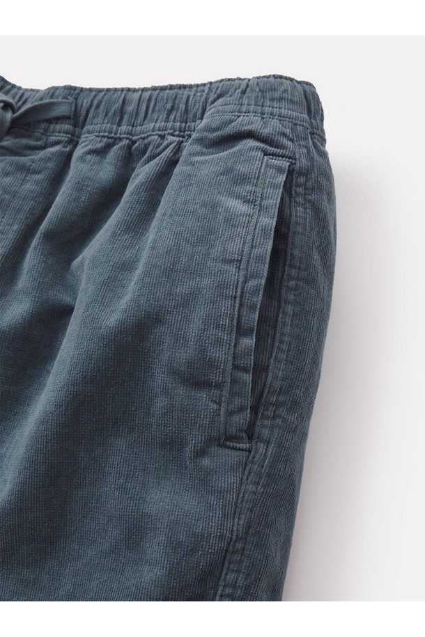 남성용 코듀로이 로컬 반바지는 면과 스판덱스 혼방 소재로 제작되어 편안한 착용감을 제공하며, 밴딩으로 허리 사이즈 조절이 용이합니다. 봄, 여름철 일상복으로 적합하며, 오버캐스트 실버버치, 데저트 세이지, 트레이드윈드 원 그레이 색상으로 출시되었습니다. 무릎 길이의 레귤러핏 디자인으로 클래식하면서 캐주얼한 스타일을 연출할 수 있습니다.
