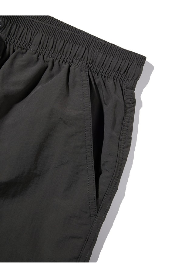 풀사이드 볼리 보드숏 - 블랙 워시는 여름철 서핑이나 일상에서 편안하게 입을 수 있는 남성용 숏 보드숏입니다. 얇은 두께의 나일론 소재로 제작되었으며, 블랙 워시 색상의 무지 패턴이 특징입니다. 레귤러핏에 엘라스틱 밴드와 앞면 슬래시 포켓, 내부 실용적 포켓이 있어 편리하며, 메쉬 안감으로 쾌적한 착용감을 제공합니다.
