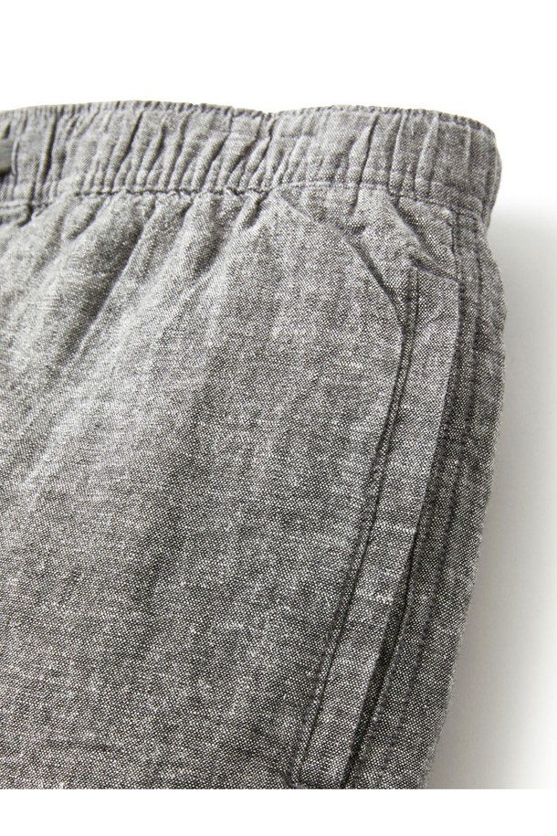 이사야 로컬 반바지는 블랙 워시 컬러의 남성용 반바지로, 봄, 여름 시즌에 캐주얼하게 착용하기 좋습니다. 면과 린넨 혼방 소재로 제작되어 부드러운 촉감을 자랑하며, 샴브레이 패턴과 스탠다드 레귤러핏으로 편안하게 연출 가능합니다. 사이드 슬릿, 앞면 포켓, 뒷면 웰트 포켓 디테일과 깔끔한 허리 밴드가 특징입니다.
