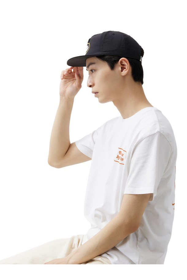 일상, 서핑, 비치웨어 등 다양한 용도로 활용하기 좋은 블랙 컬러의 SMILE 스냅백입니다. 봄, 여름에 어울리는 얇고 가벼운 나일론 소재로 제작되었으며, 7cm 챙넓이와 77cm 모자 깊이를 가지고 있습니다. 자수 장식이 돋보이며, 스냅백 조절이 가능합니다.
