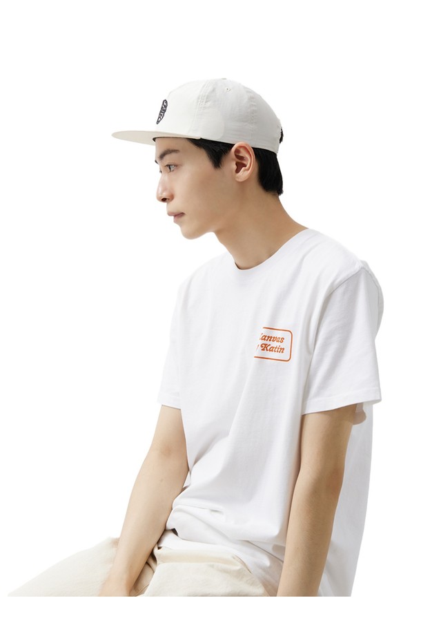 EASY EMBLEM 로고 자수가 돋보이는 화이트 컬러의 울 소재 스냅백입니다. 남녀 모두 착용하기 좋으며, 봄, 여름, 가을에 일상용으로 활용하기 좋습니다. 개성 있는 디자인으로 포인트를 줄 수 있습니다.
