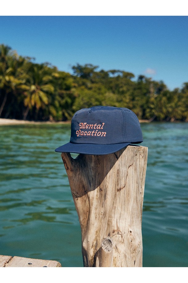 MENTAL VACTATION 스냅백은 가벼운 나일론 소재로 제작되어 사계절 내내 편안하게 착용 가능하며, 일상용으로 적합합니다. 화이트 컬러 바탕에 로고와 자수 디테일이 돋보이며, 7cm 챙넓이와 77cm의 모자 깊이로 스냅백 타입의 스타일리시함을 연출합니다. 남녀 공용으로 착용 가능합니다.

