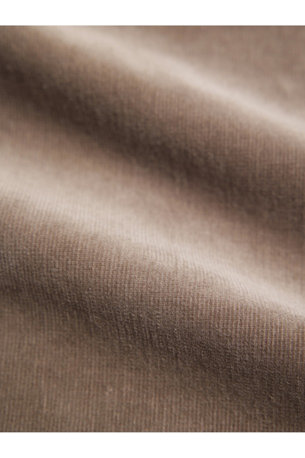 부드러운 코듀로이 소재로 제작된 다크 브라운 색상의 남성용 파이프라인 코듀로이 팬츠입니다. 슬림 스트레이트 핏으로 디자인되었으며, 허리 밴딩과 스트링으로 편안함을 더했습니다. 가을, 겨울 시즌에 캐주얼하게 활용하기 좋으며, 포켓 안감 보강과 내부 바이어스 테이프 마감 등 프리미엄 디테일이 돋보입니다.
