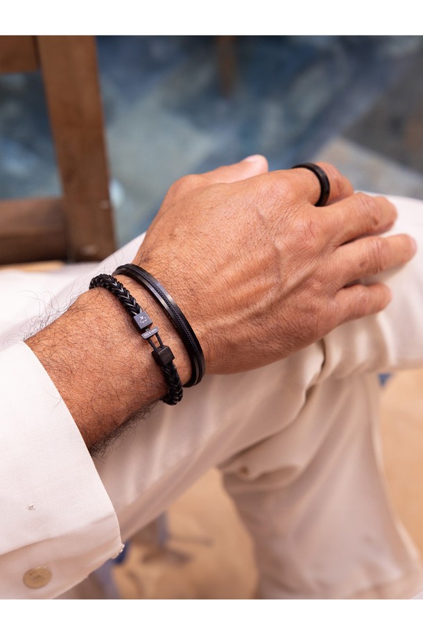 나바크 6 팔찌 - 블랙X블랙은 미니멀하고 모던한 스타일의 공용 팔찌입니다. 6mm 스테인리스 커프와 로프 소재, 블랙 컬러의 조화가 돋보이며, 방수, 내식성, 내구성을 갖춘 제품입니다. 뱅글 스타일로 제작되었으며, 손바느질 마감, 브랜드 각인, 새클 및 매듭 디자인이 특징입니다.
