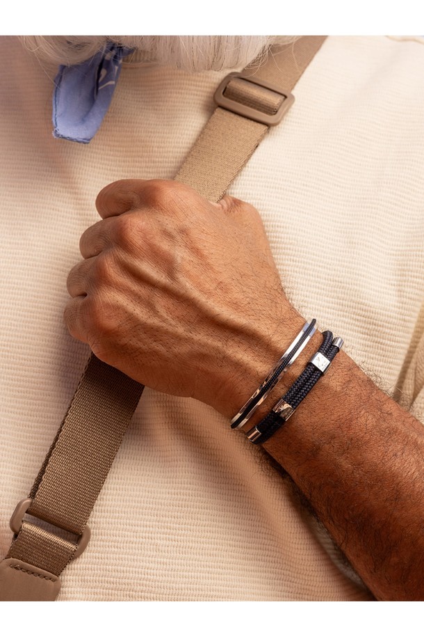 네이비 색상의 1.8mm 로프와 실버 색상의 6mm 스테인리스 스틸 프레임으로 제작된 나바크 6 팔찌입니다. 고급 스테인리스 스틸 프레임은 내식성이 뛰어나며, 핸드 스티치 및 매듭 구조로 제작되어 내구성이 뛰어납니다. 착용자의 손목에 맞게 조절 가능하며, 레이어드하여 착용할 수 있는 미니멀한 디자인으로 일상생활은 물론 마린 스포츠 활동에도 잘 어울립니다.
