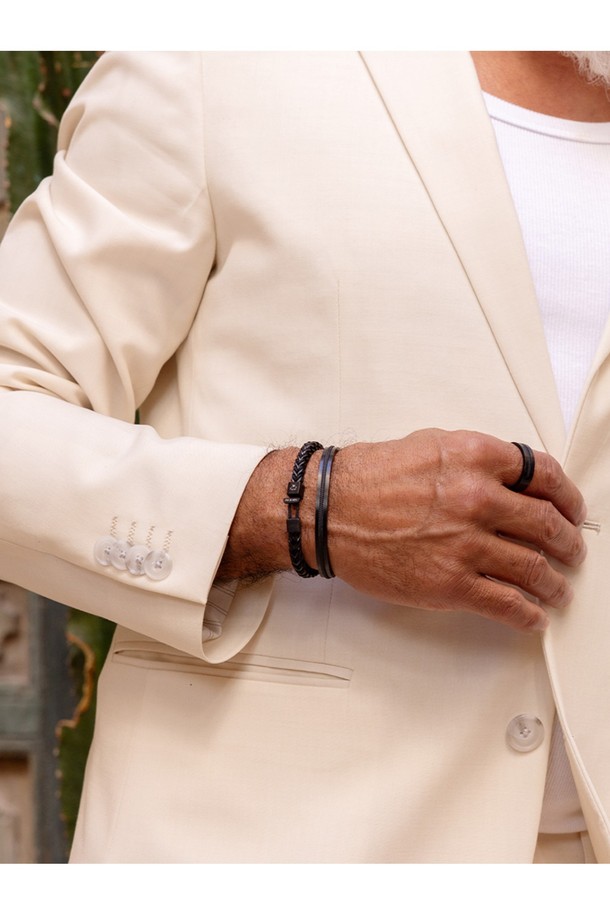 블랙 색상의 카테나 폭스테일 팔찌는 316L 스테인리스 스틸 체인과 마린급 로프 소재를 사용해 제작되었으며, 땀과 염분에 강한 방수 및 내식성 기능이 뛰어납니다. 손바느질 매듭 마감으로 견고함을 더하고 브랜드 레터링 각인을 새겨 포인트를 주었으며, 시계나 다른 팔찌와 레이어드하여 스타일을 연출할 수 있습니다. 미니멀하고 모던한 무드를 담아 일상에서 부담 없이 착용하기 좋은 공용 팔찌입니다.
