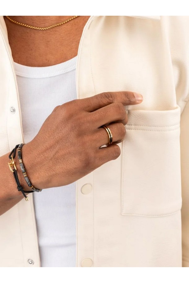 네이비 로프와 실버 스퀘어 디자인의 나바크 4 반지입니다. 네덜란드 선원 생존 상징을 모티브로, 돼지와 닭 모티브, 브랜드 레터링 각인이 특징이며, 19호와 21호 사이즈로 제공됩니다. 스테인리스스틸과 로프 소재로 제작되어 해수, 땀, 변색에 강하며, 해양/항해 컨셉의 방수 기능을 갖춘 수제작 반지로, 우드 케이스에 담겨 선물용으로도 좋습니다.
