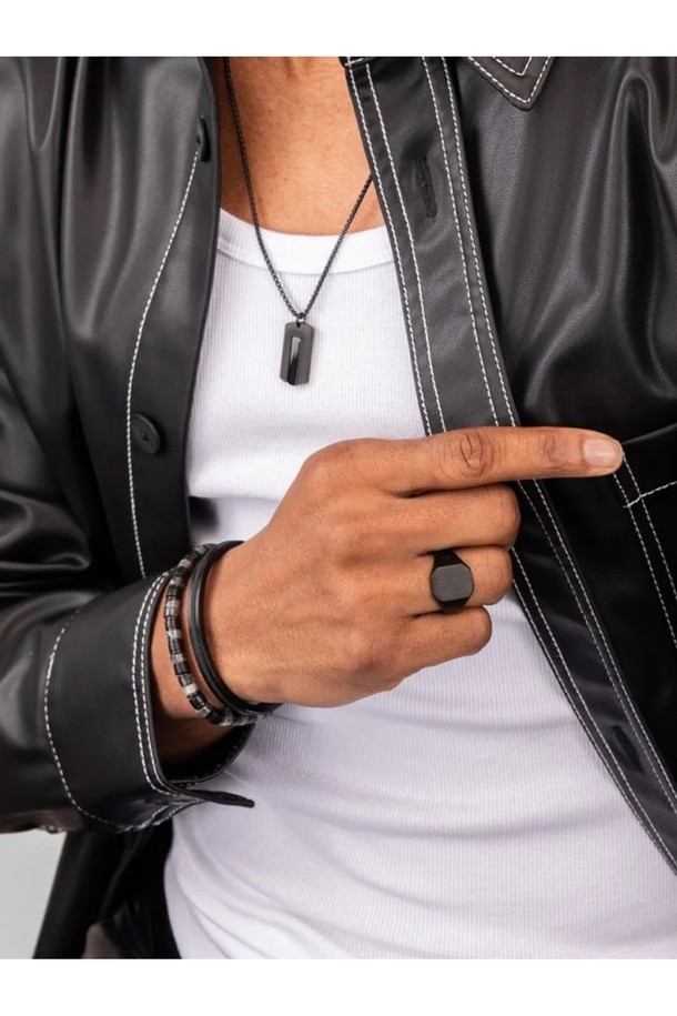 블랙 색상의 시그넷 16 클래식 반지는 316L 스테인리스 스틸 소재로 제작되어 내구성과 내수성이 뛰어납니다. 심플한 실루엣과 브랜드 레터링 디자인 장식이 특징이며, 데일리 포인트 액세서리로 활용하기 좋습니다. 땀과 염수에 강해 색상 유지력이 우수하며, 남녀 공용으로 착용 가능합니다.
