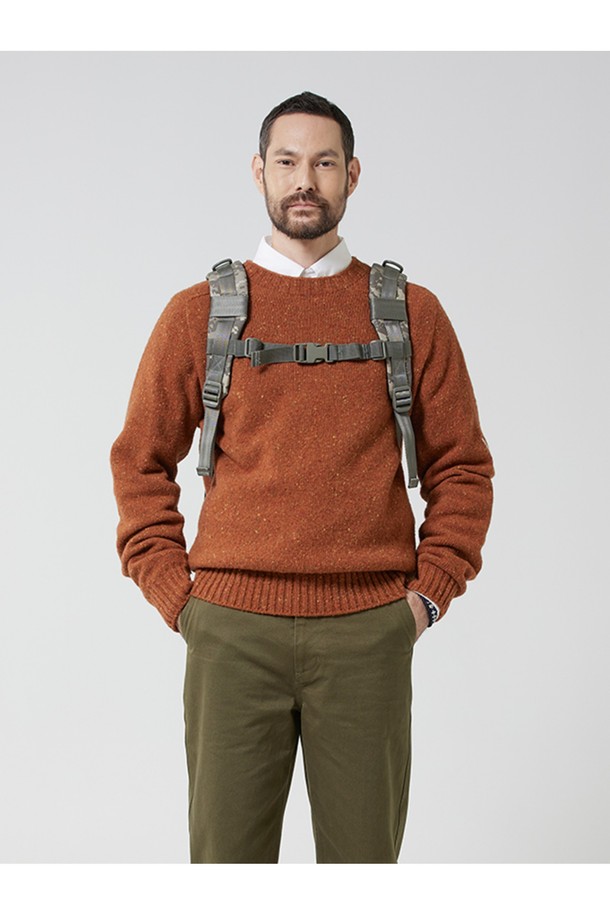 슈퍼팔콘 백팩 - 디지털 포리지 카모는 튼튼한 나일론 소재에 디지털 포리지 카모 패턴으로 밀리터리 스타일을 강조한 남성용 백팩입니다. 라지 사이즈의 사각형 디자인으로 방수 기능을 갖췄으며, 3단 레이어 구조, 4개의 압축 스트랩, 다양한 수납 포켓, 노트북 수납, 몰리 시스템 호환 등 뛰어난 기능성을 자랑합니다. 하이킹, 여행, 일상, 백패킹 등 다양한 용도로 활용 가능하며, 지퍼형 잠금 방식과 버클 디자인으로 안전하고 편리하게 사용할 수 있습니다.
