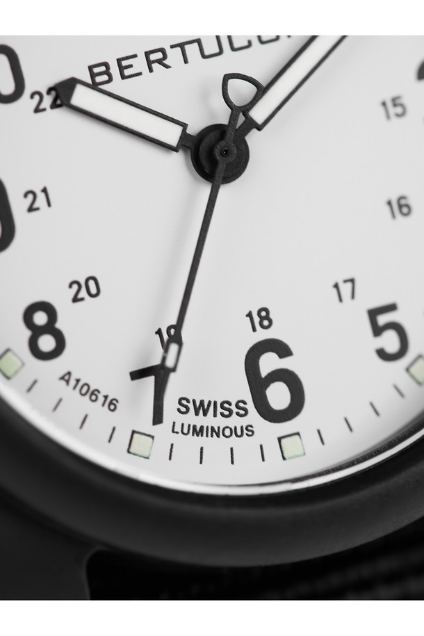 DX3 필드시계 11039는 아웃도어, 군용/택티컬, 일상생활에 적합한 유니섹스 시계입니다. 40mm 크기의 블랙 컬러 카본 파이버 및 나일론 소재 케이스로 제작되었으며, 쿼츠 무브먼트와 50M 방수 기능을 갖췄습니다. 22mm 너비의 NATO 스트랩, 4시 방향 크라운, 24시간 군용 시간 표시, Super-LumiNova 야광 마커, 교체 가능한 스트랩 등, 밀리터리 감성을 더한 다양한 기능들이 특징입니다. 무게는 25g이며, 3년 배터리 수명과 스크류 백 케이스를 통해 뛰어난 내구성을 자랑합니다. 여행룩, 캠핑룩, 캐주얼, 고프코어, 워크웨어 스타일을 즐기는 분들께 추천합니다.
