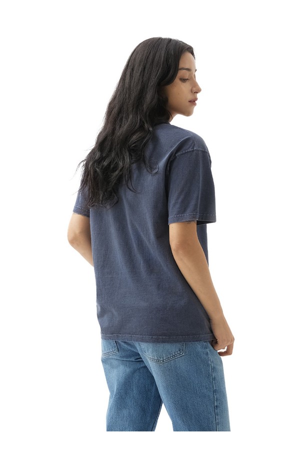 피그먼트 네이비 컬러의 헨리넥 반팔 티셔츠입니다. 면 소재로 제작되어 부드러운 촉감을 자랑하며, 봄, 여름 시즌에 적합합니다.  레귤러 핏으로 편안하게 착용 가능하며, 튜브형 바디 구조와 2바늘 커버스티치 공법으로 제작되어 내구성을 높였습니다. 베이직하고 캐주얼한 스타일로 일상복은 물론, 동네 마실룩과 여행룩에도 잘 어울립니다. 이너 또는 아우터로 활용하여 다양한 스타일을 연출해보세요.
