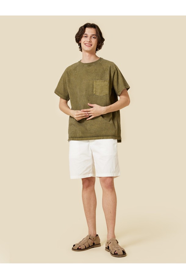 세이지 컬러의 피그먼트 다잉 헤비코튼 포켓 반팔 티셔츠입니다. 9oz 헤비 저지 원단으로 제작되어 튼튼하며, 피그먼트 다잉 처리로 빈티지한 멋을 더했습니다. 2 NEEDLES COVER SEAM 봉제, SIDE VENT, 목과 어깨 테이핑 처리, 앞뒤 언밸런스 기장, 포켓 디테일 등 섬세한 마감으로 완성도를 높였으며, 스탠다드핏으로 편안하게 데일리 웨어로 활용하기 좋습니다.
