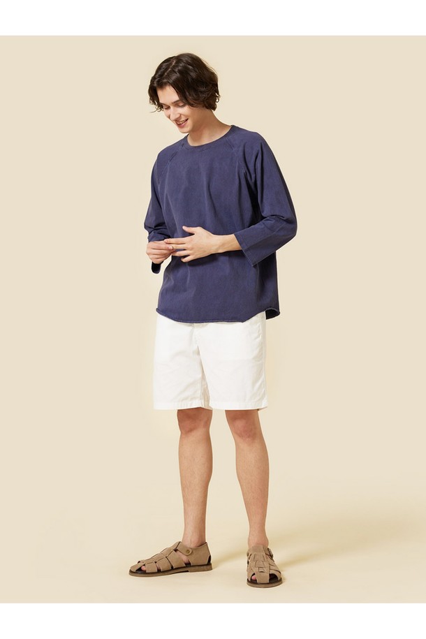 네이비 컬러의 피그먼트 다잉 베이스볼 티셔츠입니다. 부드러운 면 소재에 자연스러운 에이징을 더하는 피그먼트 염색 기법을 사용하여 빈티지한 매력을 선사합니다. 라글란 슬리브와 9부 소매 기장, 스탠다드핏으로 편안한 착용감을 제공하며, 튜브 바디 구조와 2 니들 커버스티치 봉제로 튼튼하게 제작되었습니다.
