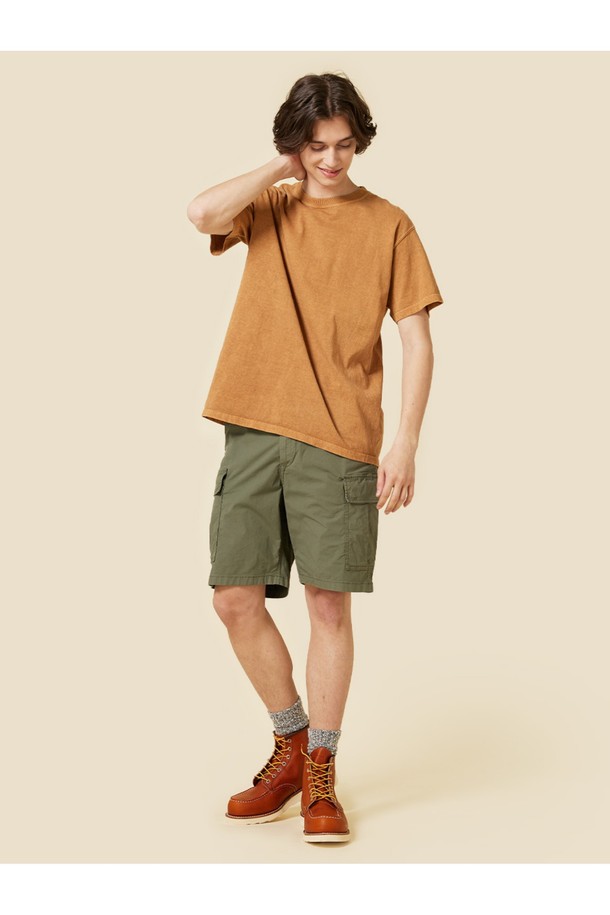 부드러운 면 소재의 피그먼트 다잉 기법으로 제작되어 자연스러운 컬러감을 연출하는 모카 색상의 반팔 티셔츠입니다. 얇은 두께감으로 봄, 여름철 시원하게 착용할 수 있으며, 레귤러핏으로 편안한 착용감을 선사합니다. 2바늘 커버스티치 공법과 튜브형 바디 구조, 넥라인 변형 방지 보강으로 내구성을 높였으며, 워싱 시 자연스러운 에이징 효과를 즐길 수 있습니다.
