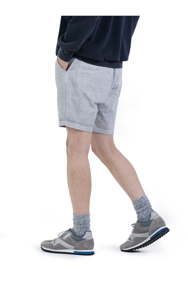 9oz 헤비 저지 원단으로 제작된 피그먼트 애쉬 색상의 트레블 반바지입니다. 견고한 촉감과 루즈핏, 테이퍼드 핏의 조화가 돋보이며, 앞면 사선 포켓과 뒷면 힙 포켓으로 실용성을 더했습니다. 드로우스트링 밴딩과 바인딩 립 디테일, 피그먼트 염색으로 자연스러운 에이징 효과를 느낄 수 있는 캐주얼 반바지입니다.
