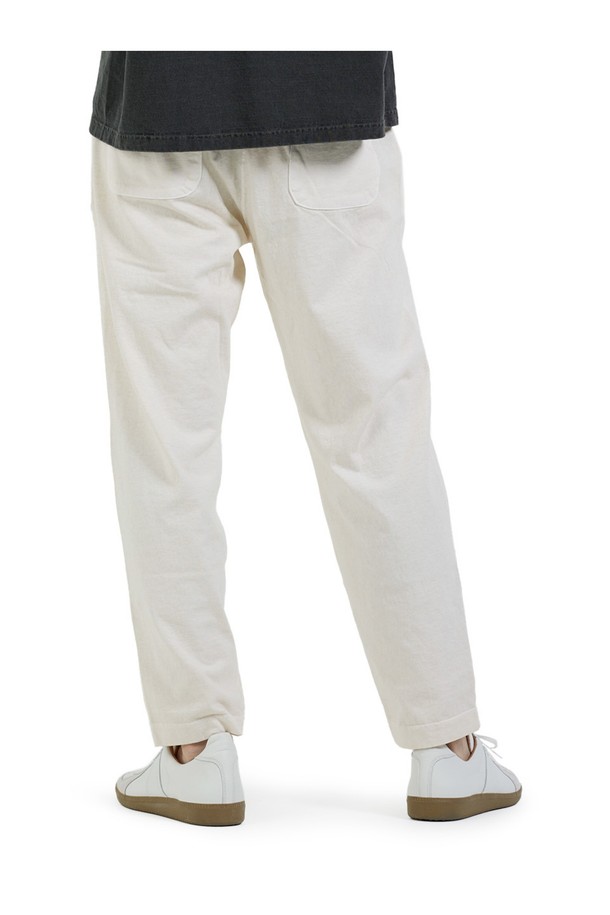 5.5oz 데일리 팬츠 - 피그먼트 네츄럴은 부드러운 면 소재로 제작되어 편안한 착용감을 선사합니다. 피그먼트 다잉 처리로 자연스러운 색감과 세탁 후 뒤틀림을 최소화하여 내구성이 뛰어나며, 베이직한 디자인으로 일상, 리조트웨어, 홈웨어 등 다양한 용도로 활용 가능합니다. 스탠다드 핏의 긴바지로 앞면 사선 포켓과 뒷면 아웃포켓 2개, 드로우스트링 밴딩 디테일을 더해 실용성을 높였으며, 5.5oz 티셔츠와 셋업 스타일링도 추천합니다.
